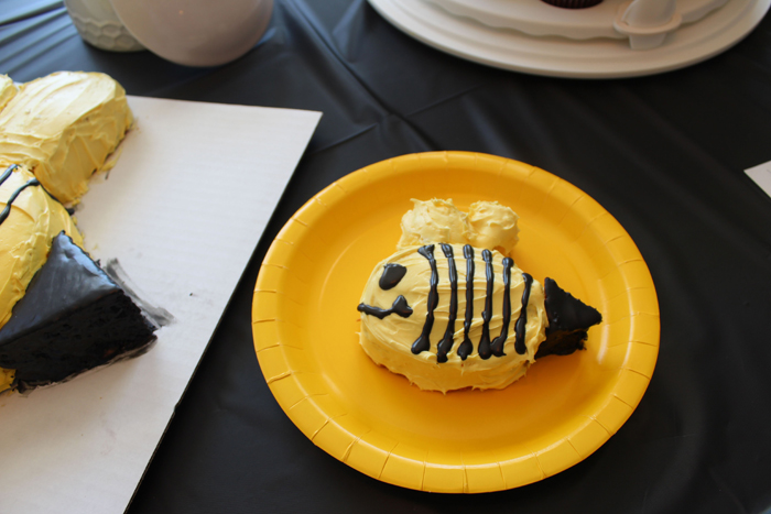 Check out this cake for a bee-day party!